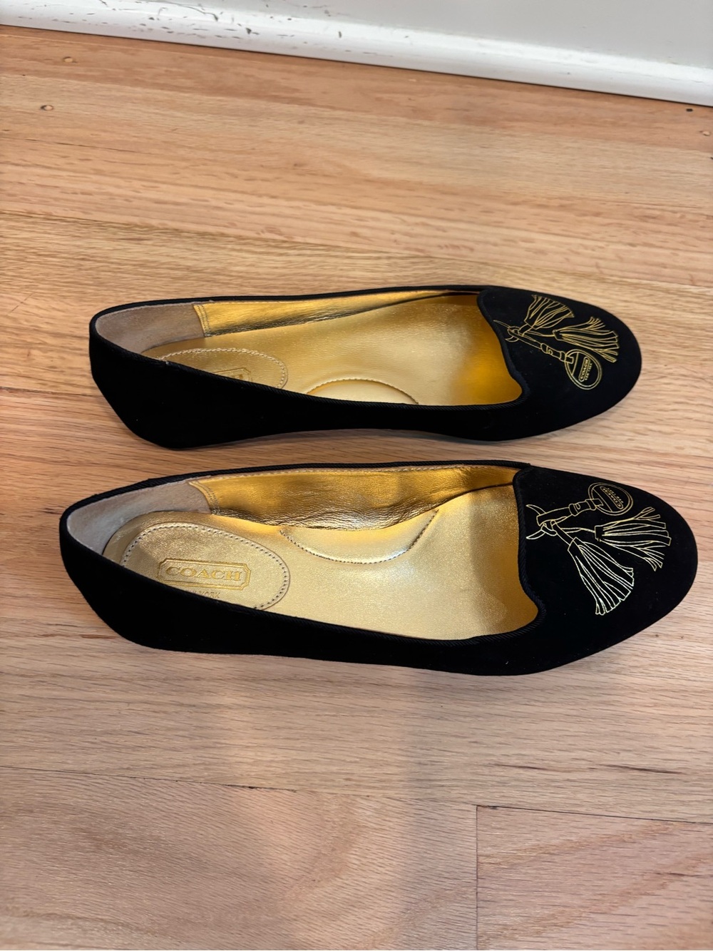 Coach black velvet smoking slippers with a gold-embroidered design size 8 NWOT - Picture 3 of 9